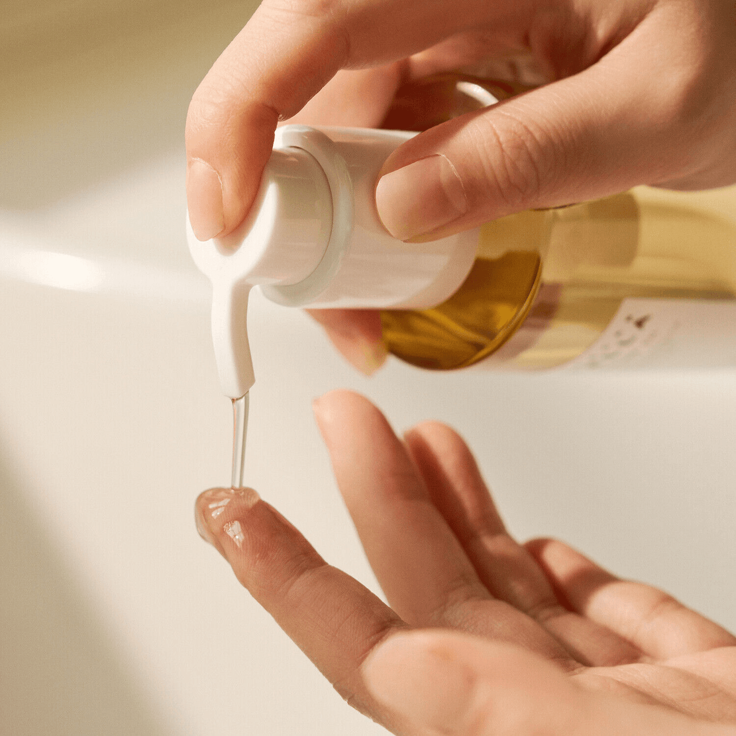 https://cdn.shopify.com/s/files/1/0681/2296/8306/files/SKIN1004-MadagascarCentellaLightCleansingOil200ML3.png?v=1776028111